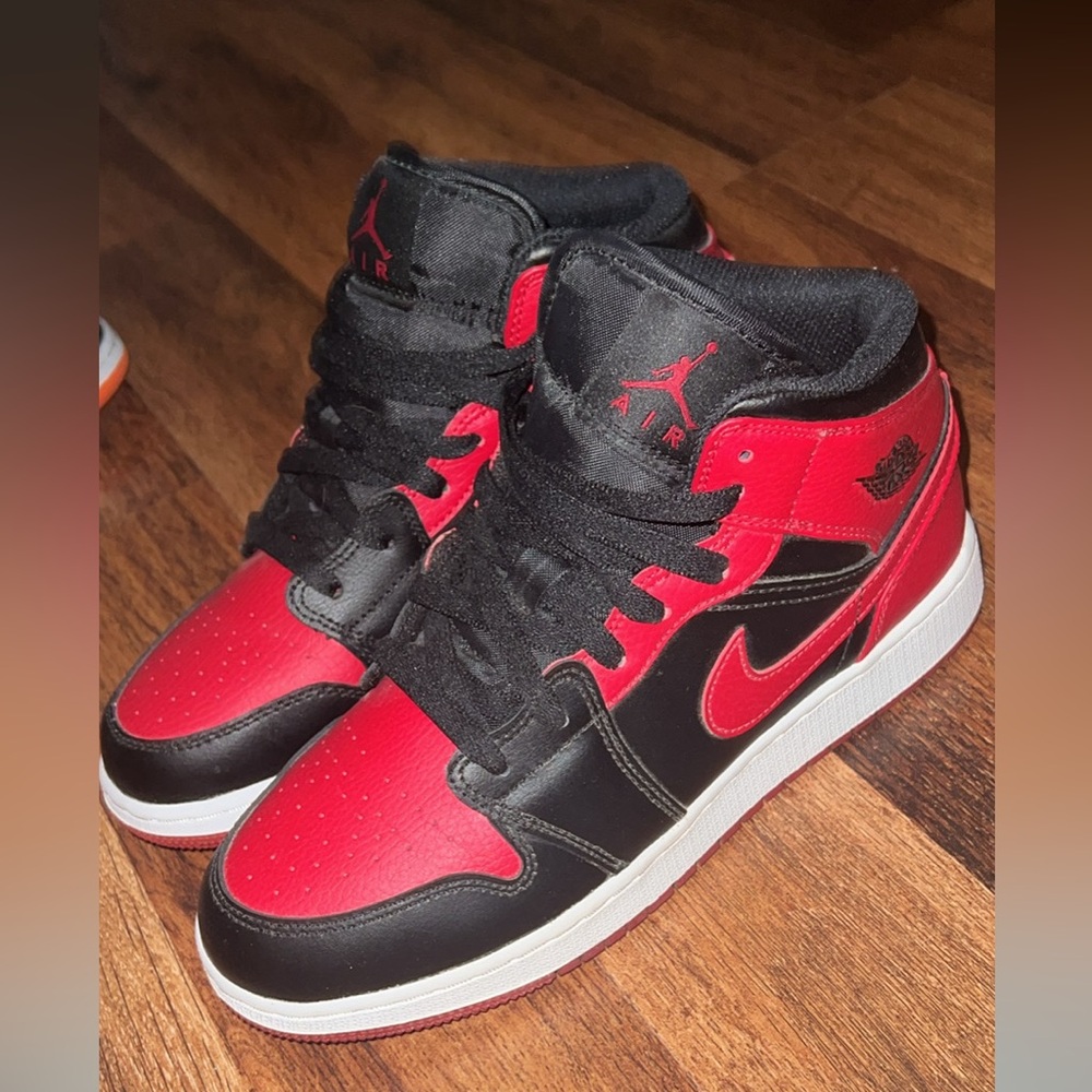 Jordan 1 Red & Black Mids